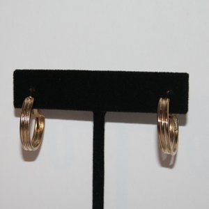 Beautiful nwot gold hoop earrings .75"